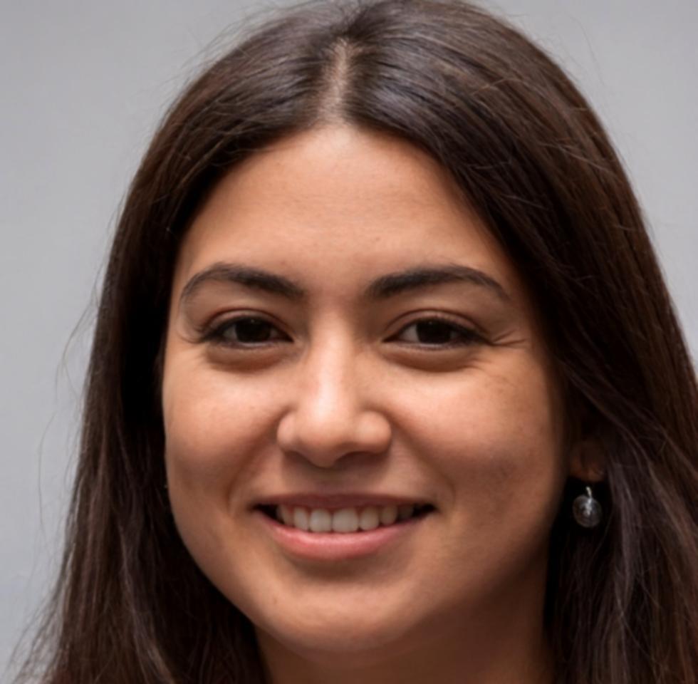 Retrato profesional de Sofía Mendoza, especialista en negociación financiera